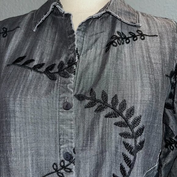 SOFT SURROUNDINGS Papyrus Leaf Embroidered Button Down Chambray Shirt EUC - PS - Picture 2 of 11